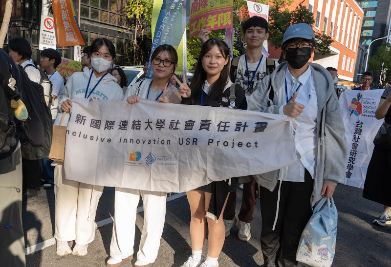 High school students during the migrant works’ parade. (Day 2)  (Photo credit: ICI)